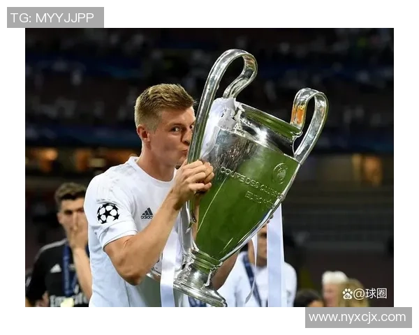 足球明星的传奇人生与场上风采的完美结合探秘